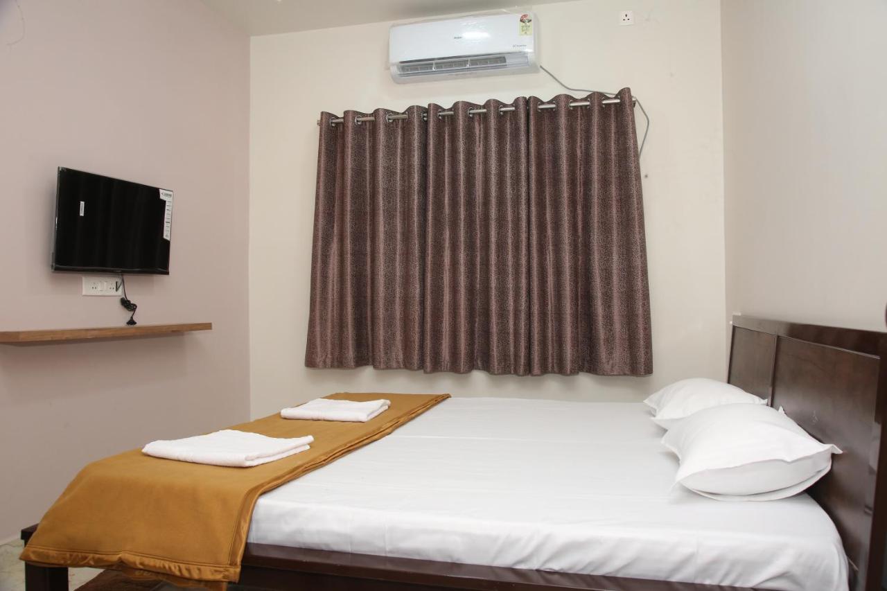 Hotel Madhusudan Executive 戈尔哈布尔 外观 照片