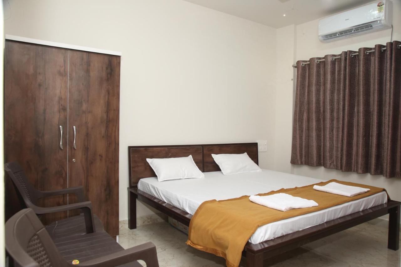 Hotel Madhusudan Executive 戈尔哈布尔 外观 照片