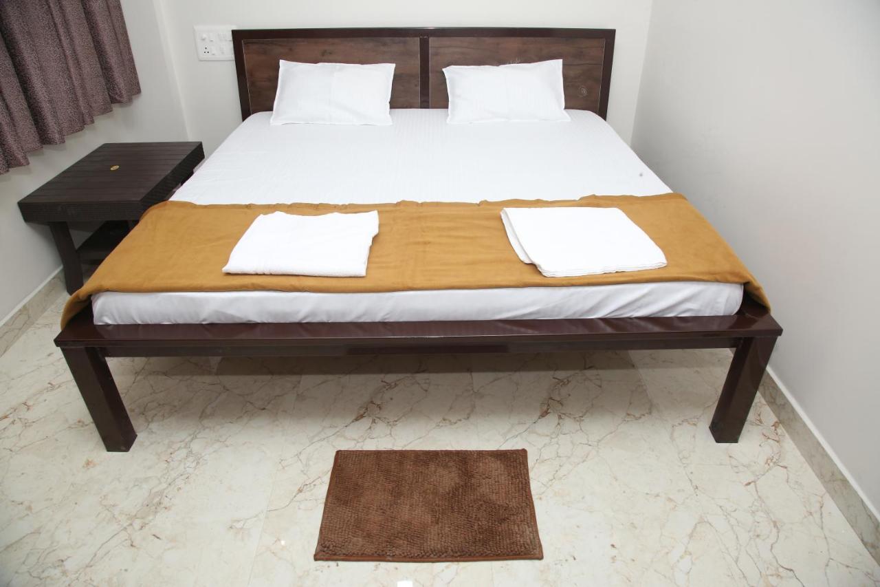 Hotel Madhusudan Executive 戈尔哈布尔 外观 照片