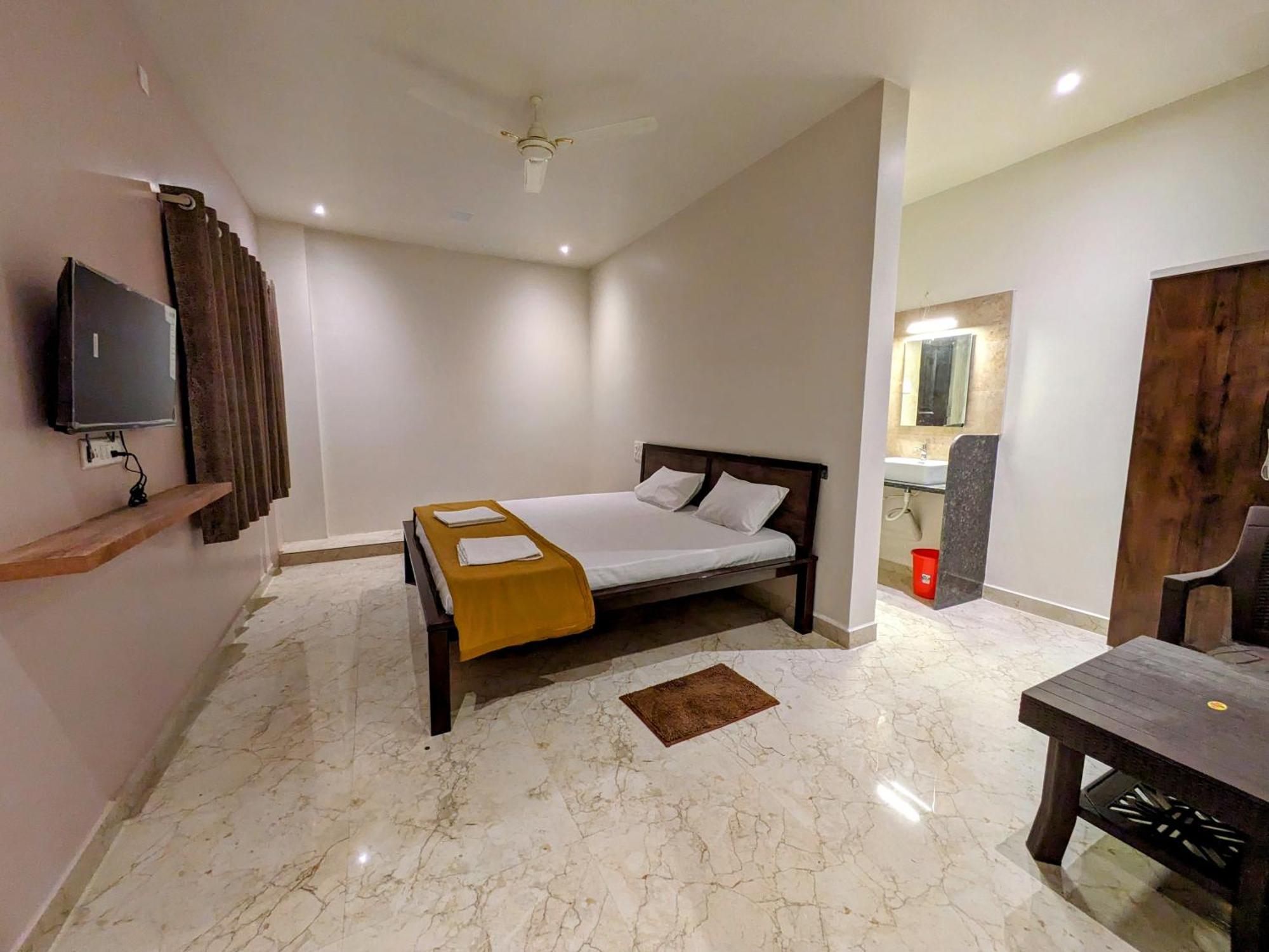 Hotel Madhusudan Executive 戈尔哈布尔 外观 照片